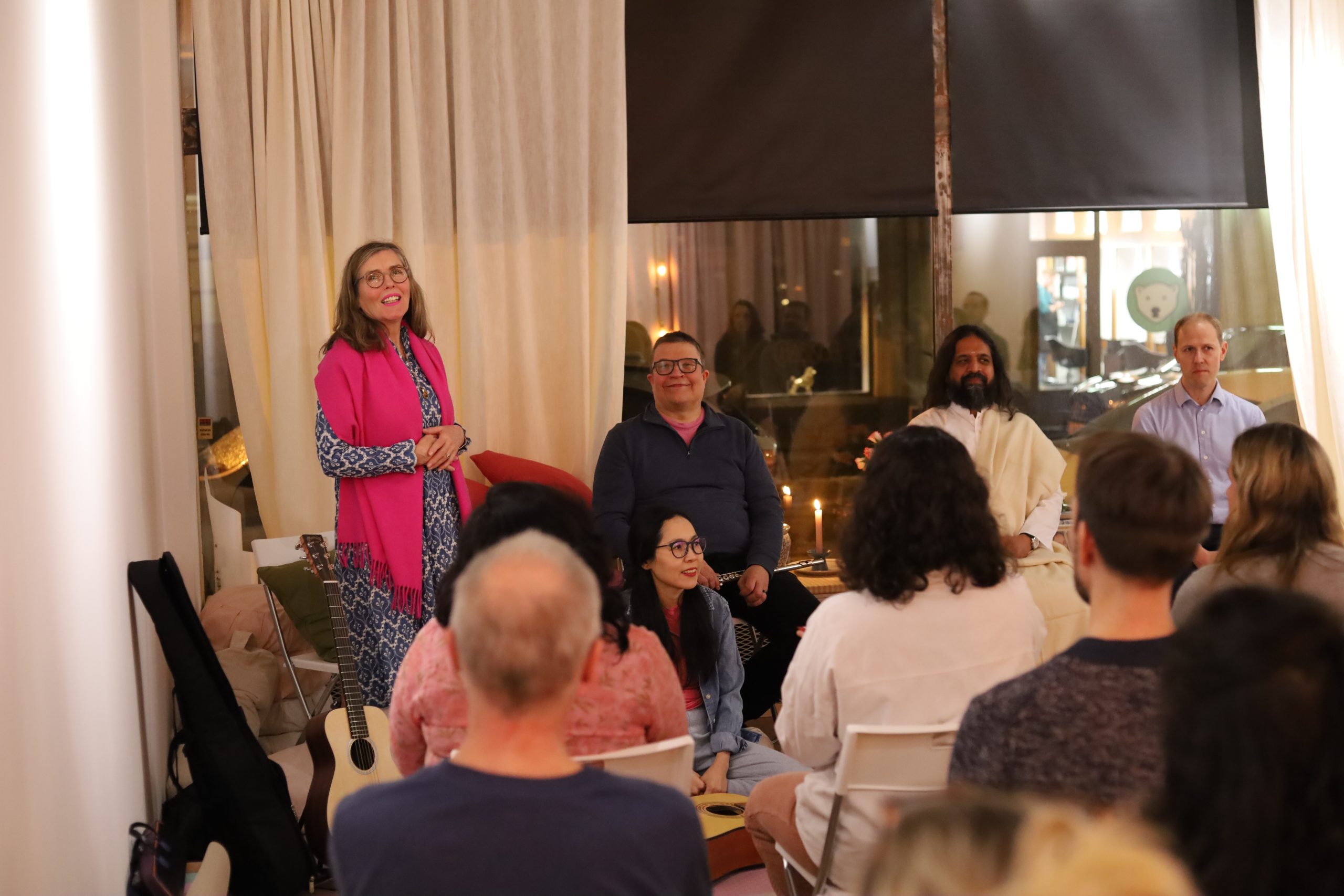 Eva Aminoff looking into the camera. People sitting on benches.